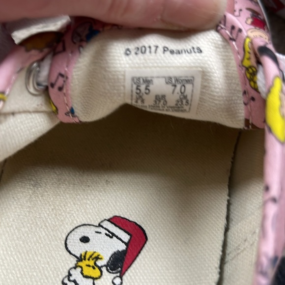Vans Peanuts 2017 sneakers! RARE! Women’s size 7 in excellent used condition. - Picture 8 of 8